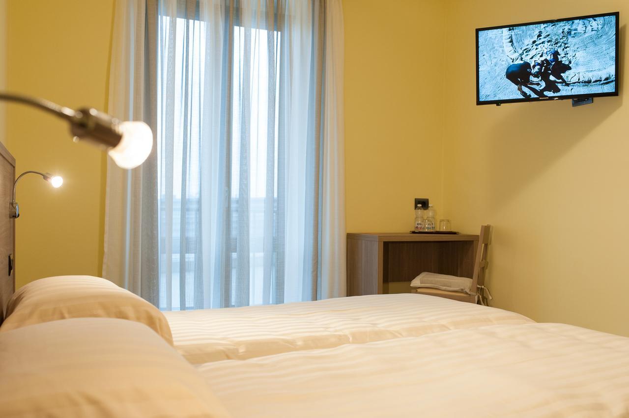 Hotel Ristorante Piccadilly Santhià Eksteriør bilde
